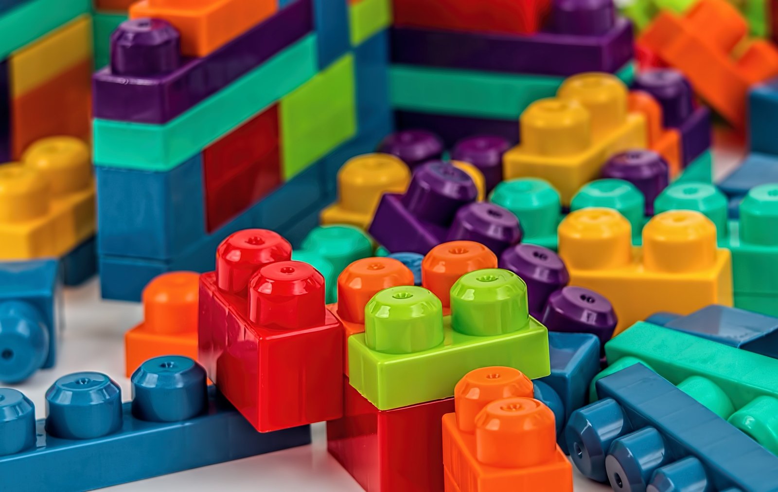 Plug and play synthetic biology education resource
